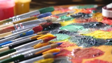 Fırçalar ve palet arka plan üzerinde çizim için boyalar