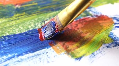 Fırçalar ve palet arka plan üzerinde çizim için boyalar