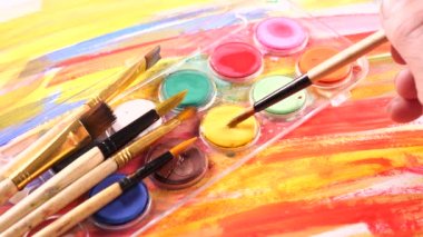 Boya fırçaları ve hareket masada suluboya boya