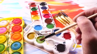 Boya fırçaları ve hareket masada suluboya boya