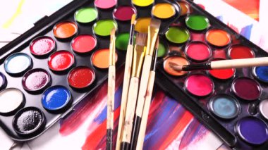 Boya fırçaları ve hareket masada suluboya boya