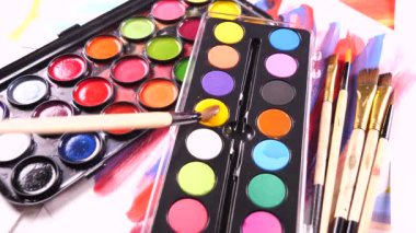 Boya fırçaları ve hareket masada suluboya boya