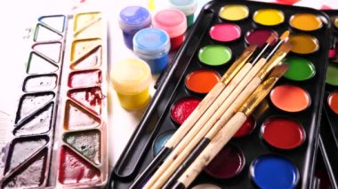 Boya fırçaları ve hareket masada suluboya boya