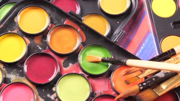 Малювати Пензлі Акварельні Фарби Русі Столі — стокове відео