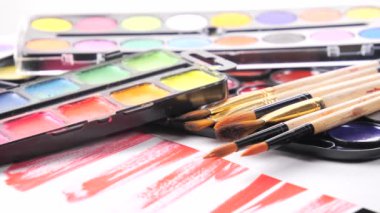 Boya fırçaları ve hareket masada suluboya boya