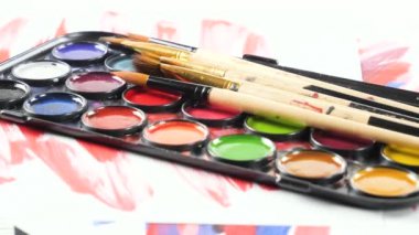 Boya fırçaları ve hareket masada suluboya boya