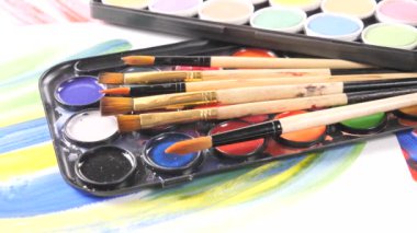 Boya fırçaları ve hareket masada suluboya boya