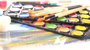 Boya fırçaları ve hareket masada suluboya boya