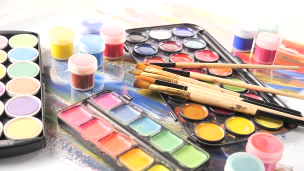 Малювати Пензлі Акварельні Фарби Русі Столі — стокове відео