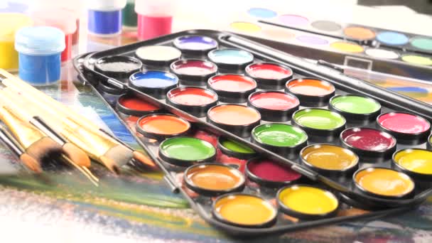 Πινέλα Και Χρώματα Watercolor Κίνηση Στο Τραπέζι — Αρχείο Βίντεο