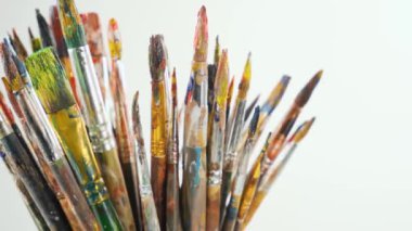 Boya fırçaları ve hareket masada suluboya boya