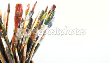 Boya fırçaları ve hareket masada suluboya boya