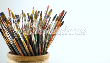 Boya fırçaları ve hareket masada suluboya boya