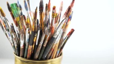 Boya fırçaları ve hareket masada suluboya boya