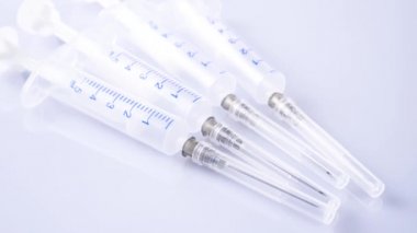 Tıbbi şırınga masanın üzerinde döndürmek