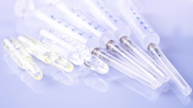 Tıbbi şırınga masanın üzerinde döndürmek