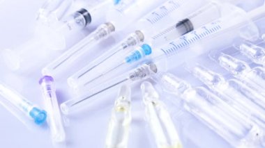 Tıbbi şırınga masanın üzerinde döndürmek