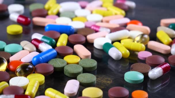 Tıbbi Çok Renkli Tablet Masanın Üzerinde Döndürmek — Stok video