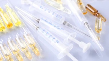 Tıbbi şırınga masanın üzerinde döndürmek