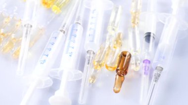 Tıbbi şırınga masanın üzerinde döndürmek