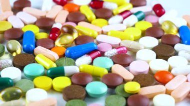 Tıbbi çok renkli tablet masanın üzerinde döndürmek
