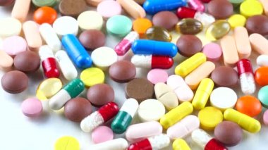 Tıbbi çok renkli tablet masanın üzerinde döndürmek