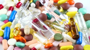 Tıbbi çok renkli tablet masanın üzerinde döndürmek