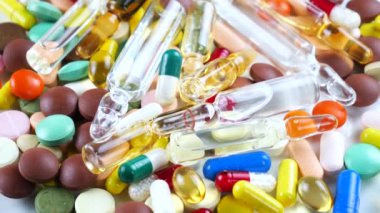 Tıbbi şırınga ve çok renkli tablet masanın üzerinde döndürmek