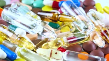 Tıbbi çok renkli tablet masanın üzerinde döndürmek