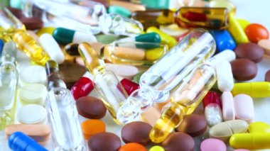 Tıbbi çok renkli tablet masanın üzerinde döndürmek