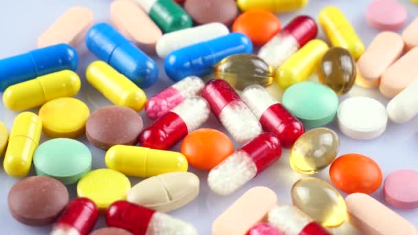 Медицинские Разноцветные Таблетки Вращаются Столе — стоковое видео