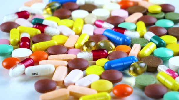 Les comprimés médicaux multicolores tournent sur la table 