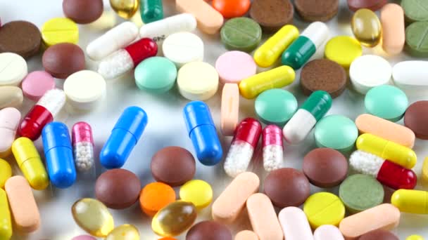 Медицинские Разноцветные Таблетки Вращаются Столе — стоковое видео