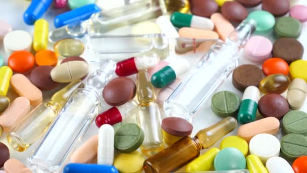 Medizinische Bunte Tabletten Rotieren Auf Dem Tisch — Stockvideo