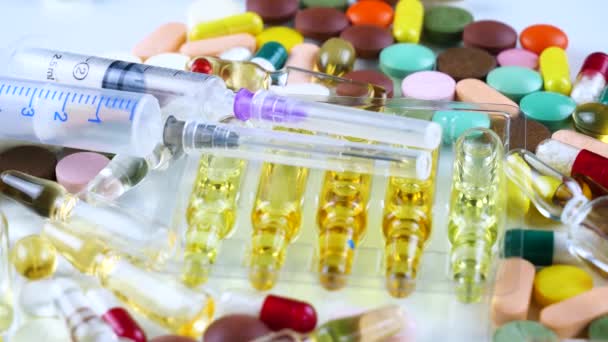 Lékařských Stříkaček Pestrobarevným Tablety Otočit Stůl — Stock video