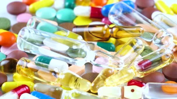 Seringas Médicas Comprimidos Multicoloridos Giram Sobre Mesa — Vídeo de Stock