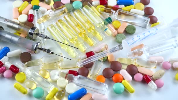 Медицинские Шприцы Разноцветные Таблетки Вращаются Столе — стоковое видео