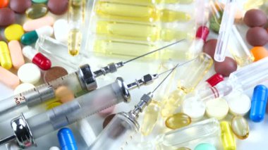 Tıbbi şırınga ve çok renkli tablet masanın üzerinde döndürmek