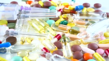 Tıbbi şırınga ve çok renkli tablet masanın üzerinde döndürmek