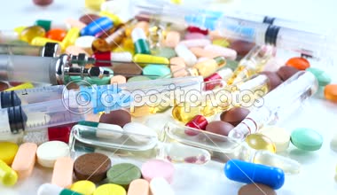Tıbbi şırınga ve çok renkli tablet masanın üzerinde döndürmek