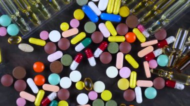 Tıbbi şırınga ve çok renkli tablet masanın üzerinde döndürmek