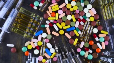 Tıbbi şırınga ve çok renkli tablet masanın üzerinde döndürmek
