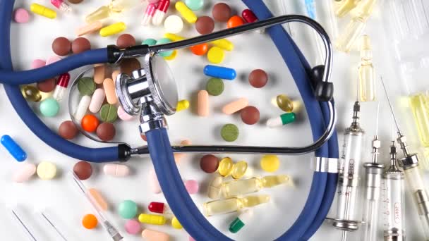 Medicinska Sprutor Och Flerfärgade Tabletter Rotera Bordet — Stockvideo