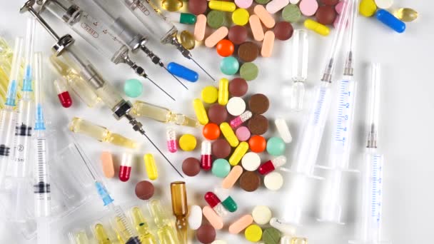 Jeringas Médicas Tabletas Multicolores Giran Sobre Mesa — Vídeo de stock