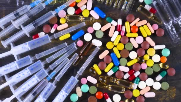 Lékařských Stříkaček Pestrobarevným Tablety Otočit Stůl — Stock video