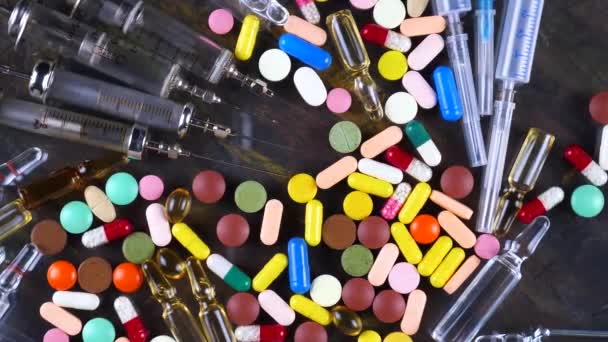 Медицинские Шприцы Разноцветные Таблетки Вращаются Столе — стоковое видео
