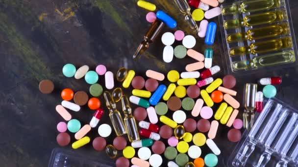 Медичні Шприци Різнокольорові Таблетки Обертаються Столі — стокове відео