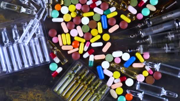 Medische Spuiten Multi Gekleurde Tabletten Draaien Tafel — Stockvideo