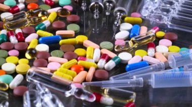 Tıbbi şırınga ve çok renkli tablet masanın üzerinde döndürmek