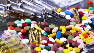 Tıbbi şırınga ve çok renkli tablet masanın üzerinde döndürmek